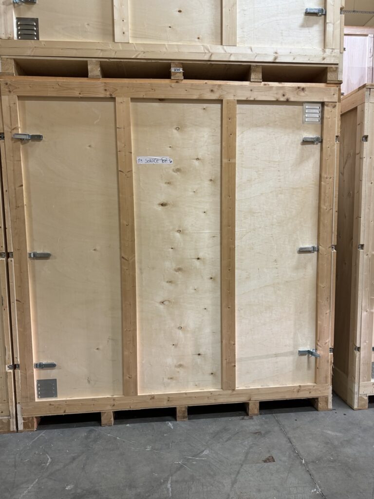 Conteneur de stockage mobile en bois dans un dépôt sécurisé pour entreposer des biens à Steenokkerzeel près de Bruxelles