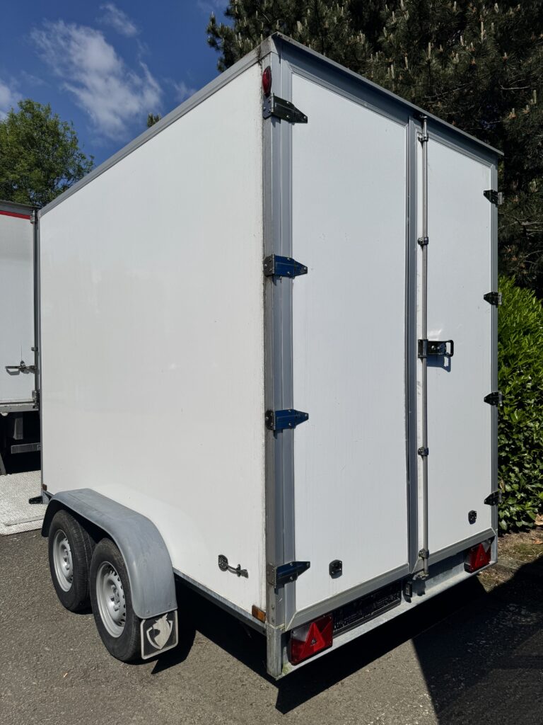 Remorque fermée de stockage mobile pour transporter et stocker des biens en toute sécurité