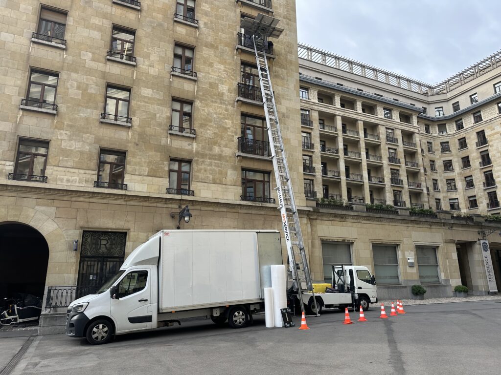 Enlèvement de meubles avec monte-meubles et camion.