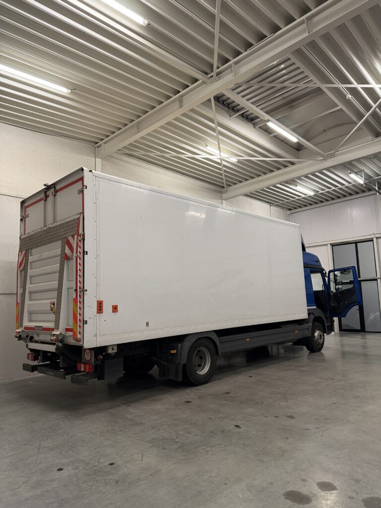 Camion de transport professionnel utilisé pour le déplacement sécurisé de meubles et biens à Bruxelles